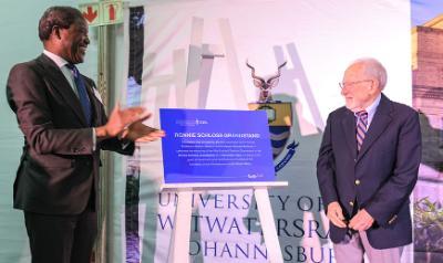 Prof Zeblon Vilakazi with Wits alumnus Ronnie Schloss at the unveiling ceremony held at Wits on 7 November 2023.