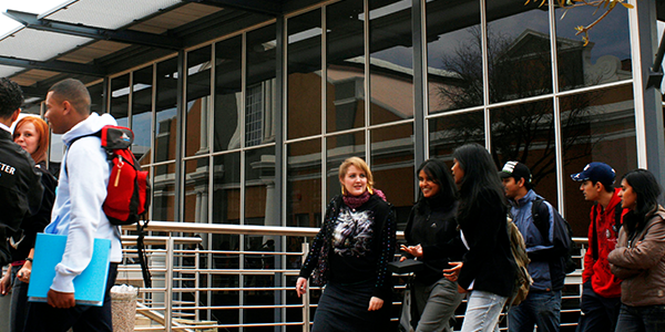 足球竞彩app排名s walking past the Chalsty Centre on West Campus