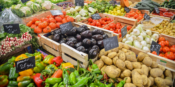 Generic_Fruit-and-vegetables-in-a-market