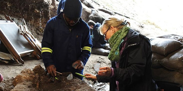 Joshua Kumbani and Professor Sarah Wurz digging at Klasies River
