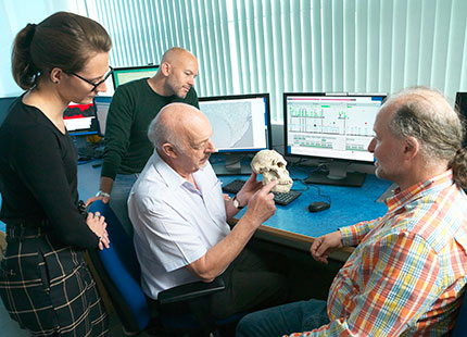 Ron Clarke displaying replica of fossil skull C Left to right C Amlie Beaudet, Dominic Stratford, Ron Clarke and Robert Atwood